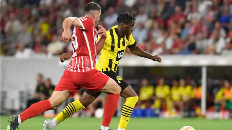 بروسيا دورتموند يمدد عقد نجمه الشاب موسيمن إضافيين