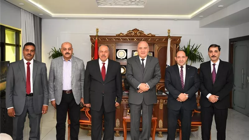 محافظة قنا يبحث مع وفد الهيئة العامة للتنمية الصناعية طرح الوحدات الصناعية بمجمع الصناعات الصغيرة بنجع حمادي