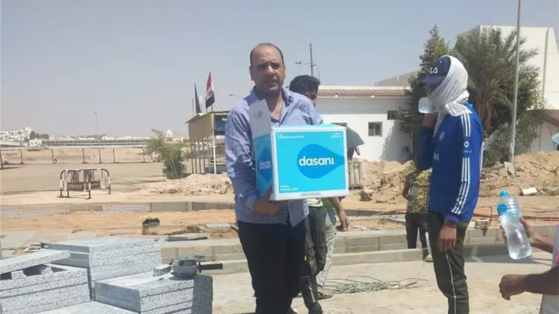 محافظ جنوب سيناء يوجه بصرف مياه مبردة ووجبات للعمال بالمشروعات