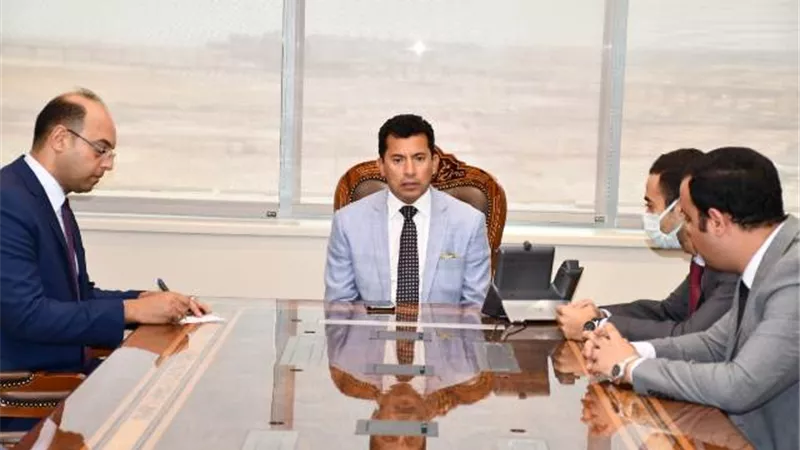 خلال تواجده بديوان الوزارة بالعاصمة الإدارية وزير الرياضة يناقش خطة عمل وحدة السياسات بالوزارة