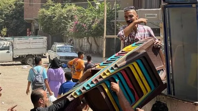 رفع مئات الاشغالات ومصادرة ٢٧ توكتوك ببولاق الدكرور