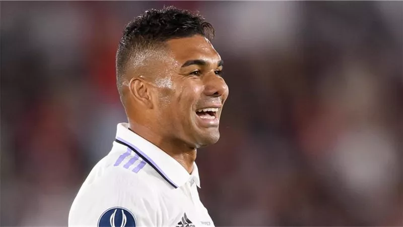 ناد إنجليزى ينافس مانشستر يونايتد على ضم كاسيميرو