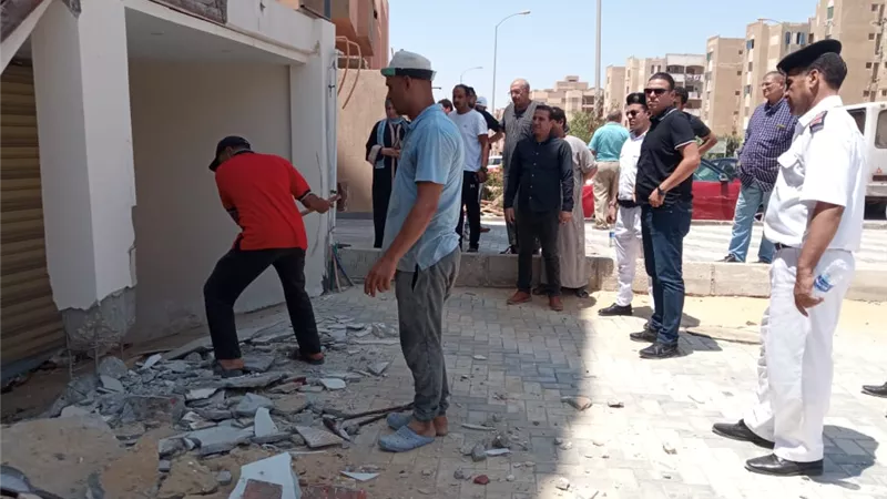 إزالة الإشغالات والتعديات على حرم الطريق بمدينة ٦ أكتوبر ..صور