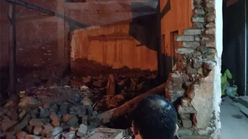 مصرع وإصابة 3 بسبب انهيار سور لقطعه أرض في كفرالجزار ببنها.. صور