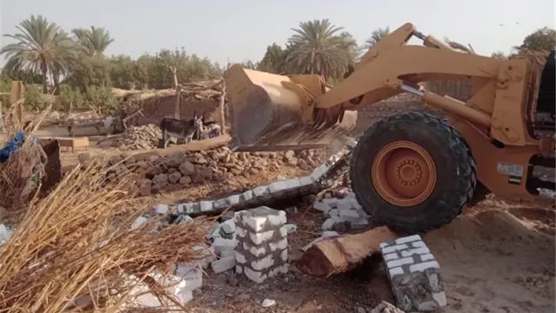 ازالة ٣ تعديات بالبناء بدون ترخيص بالأقصر