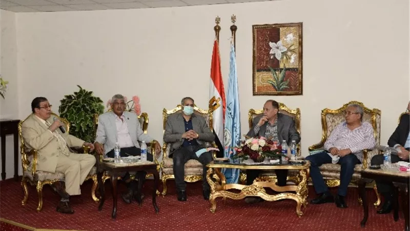 محافظ أسيوط يلتقى مع أعضاء مجلسي النواب والشيوخ لمناقشة الموقف التنفيذي للمخططات الاستراتيجية