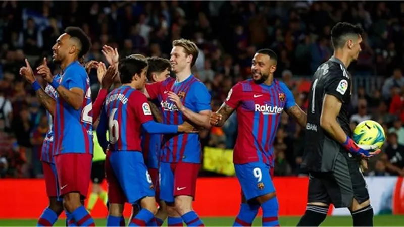 ديباى واوباميانج يقتربان من الرحيل عن برشلونة
