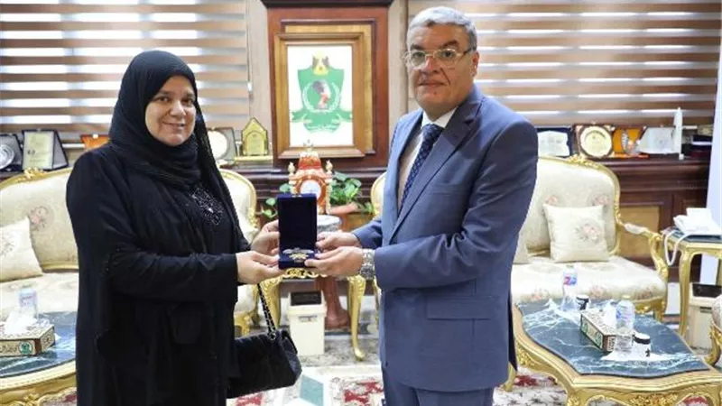 محافظ المنيا يسلم الأم المثالية 