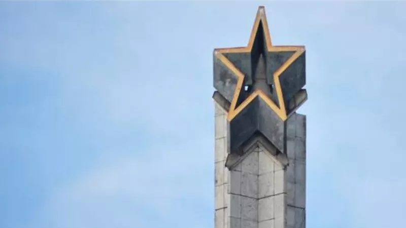 لاتفيا: تفكيك أحد آخر النصب التذكارية للينين في ريغا