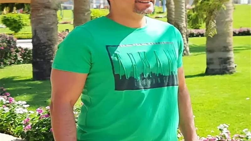 وسط الأشجار .. إطلالة مبهجة لـ هانى سلامه .. شاهد