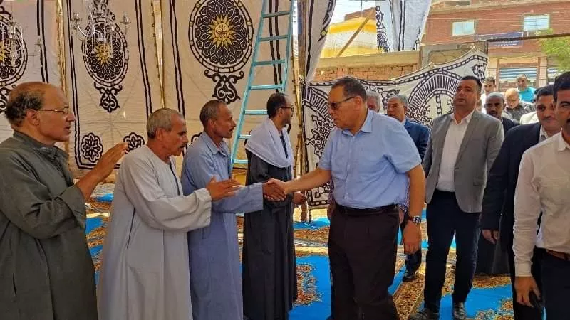 محافظ الشرقية يؤدى واجب العزاء لأسر ضحايا قرية بهنباي ويطمئن علي حالة المصابين