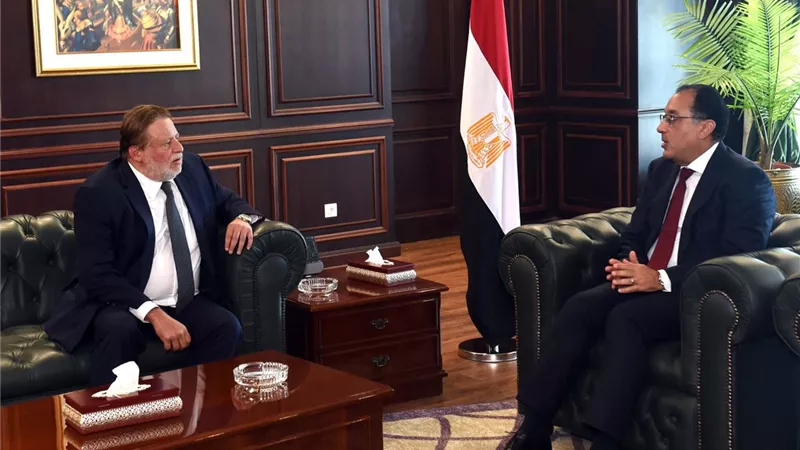 رئيس الوزراء يلتقي القائم بأعمال محافظ البنك المركزي المصري