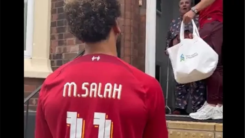 فيديو .. محمد صلاح يوزع الهدايا على مشجعى ليفربول