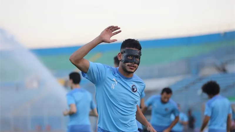 دونجا يرتدي واقيا للوجه فى تدريبات بيراميدز.. شاهد