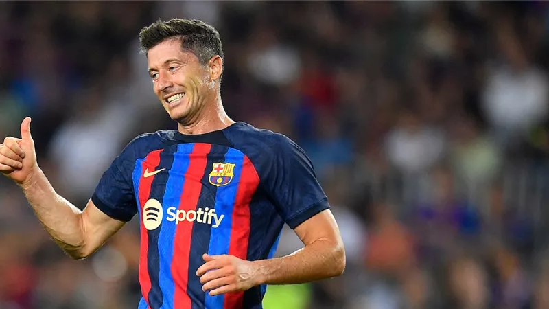 مهاجم برشلونة توقف لتحية محبيه.. فاستغل اللص الموقف و