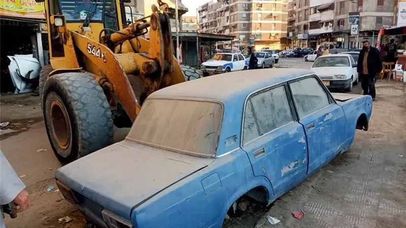 متروكة ومتهالكة.. الداخلية: رفع 54 سيارة من الشوارع