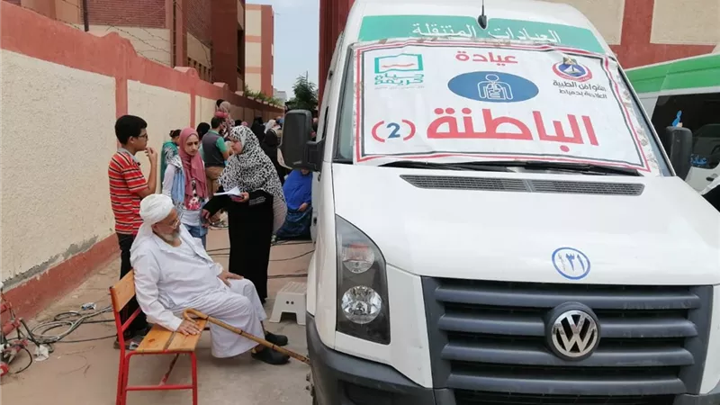 علاج ١٥٤٩ مواطنا في قافلة طبية بدمياط..صور