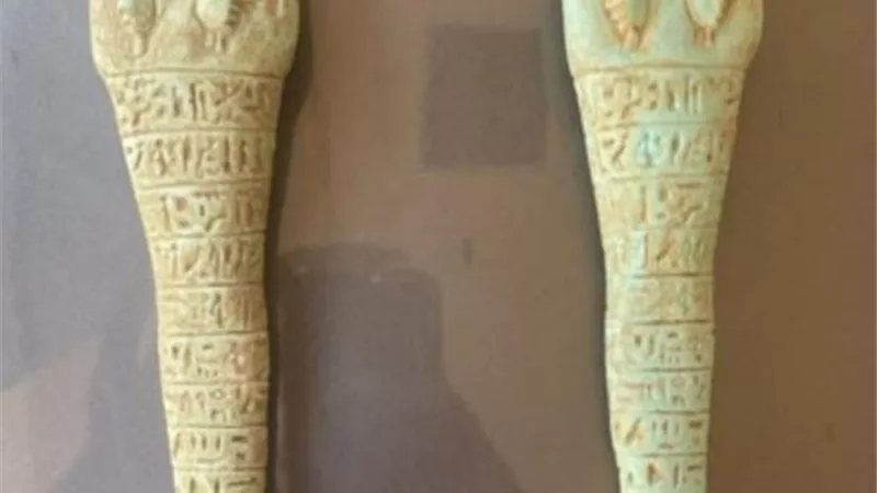 ضبط شخصین بحوزتھما قطع یشتبھ فى أثریتھا للنصب على ضحاياهما