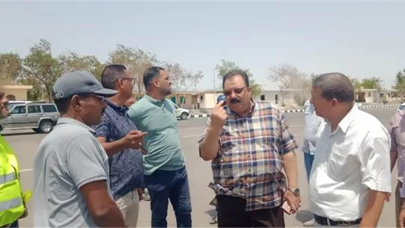 رئيس مدينة سفاجا يتفقد اصطفاف معدات شركة النظافة الجديدة