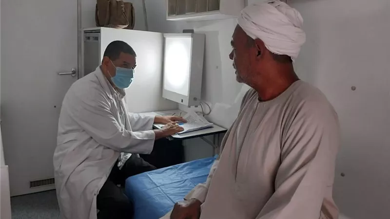 علاج ٩٨٨ مواطنا في القافلة الطبية بعزبة البوصة في قنا..صور
