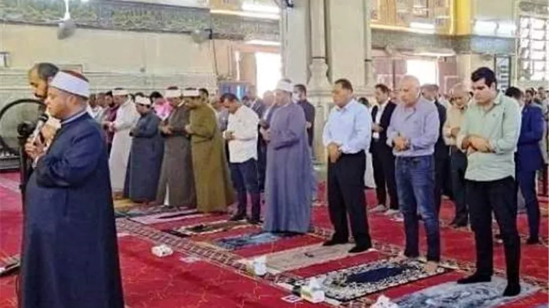 وزير الرى ومحافظ الشرقية يؤديان صلاة الجمعة بمسجد الفتح..صور