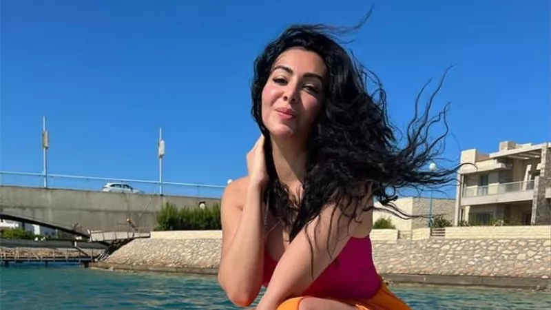 بالصور .. ميرهان حسين تخطف الأنظار من أمام البحر