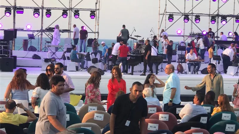 بالصور.. العلمين الجديدة تستعد لانطلاق حفل عمر خيرت
