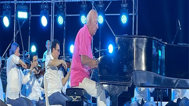 عمر خيرت يتألق فى حفله بالعلمين بحضور جماهيري كبير