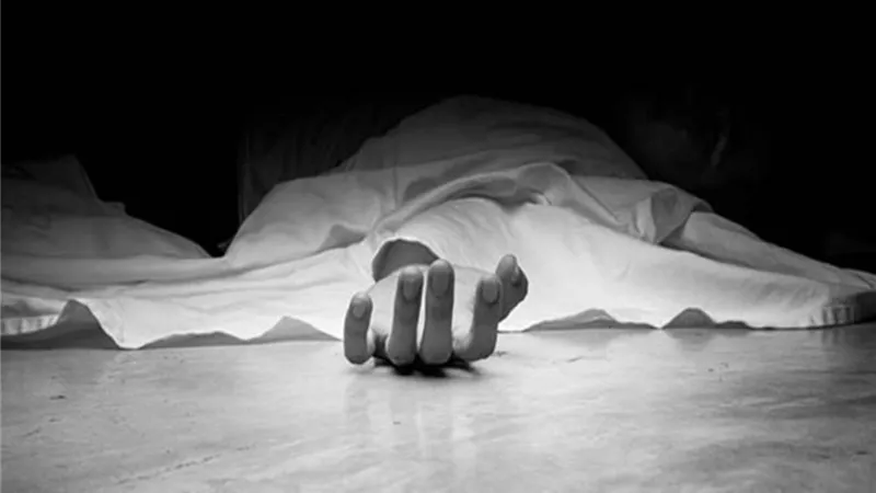 يقتل زوجته بالمنزل ويدعى موتها فى حادث سير
