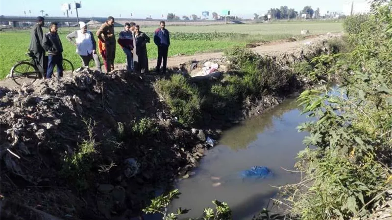 الحقد والغل يدفع جارة لقتل ابن جارتها وإلقت بجثته فى مصرف المريج