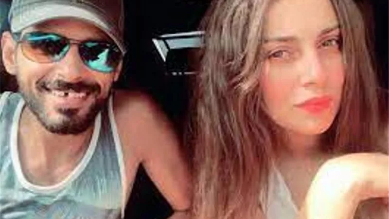 حمدى الميرغنى يحتفل بعيد ميلاد إسراء عبد الفتاح على طريقته الخاصة - صورة