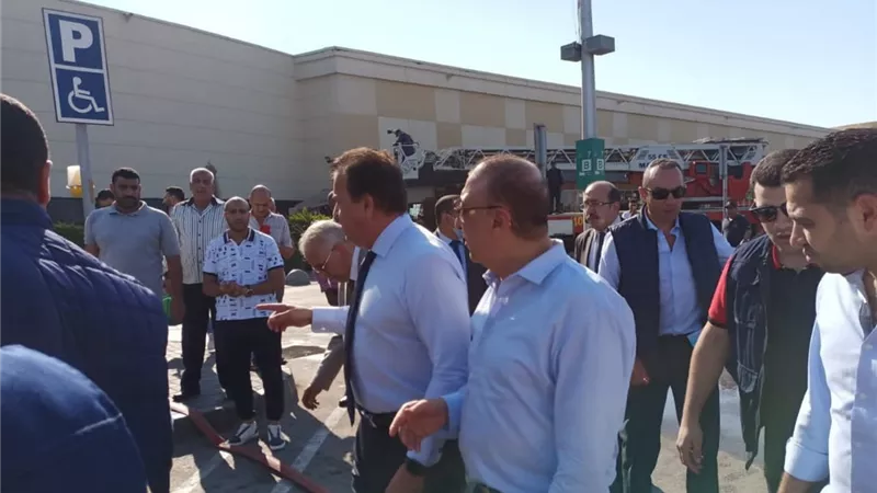 بالصور.. وزير الصحة ومحافظ الإسكندرية يتفقدان موقع حريق كارفور