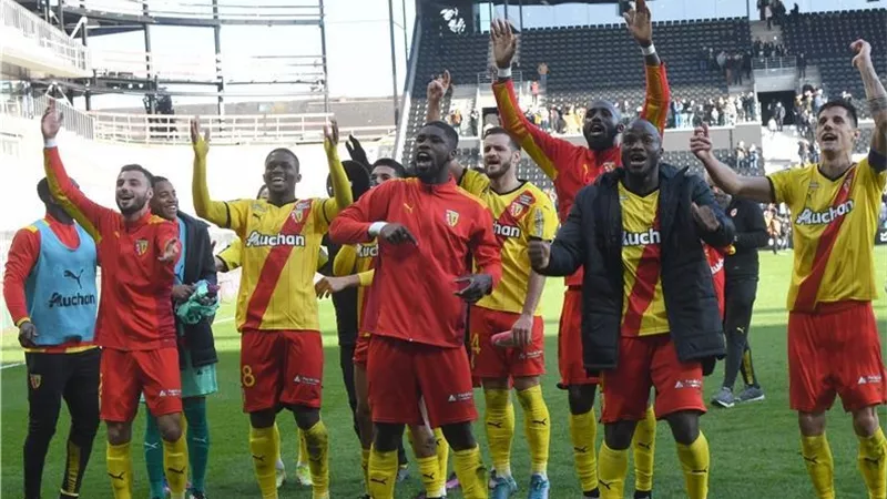 لانس يقهر موناكو برباعية ويتصدر الدورى الفرنسى مؤقتا