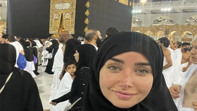 هنا الزاهد تخطف القلوب من أمام الكعبة .. شاهد
