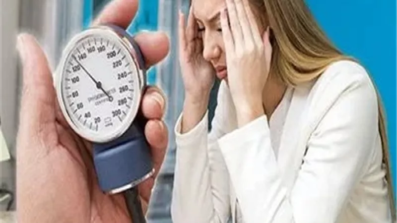 حسام موافي يكشف عن مرض نادر يسبب انخفاض الضغط.. فيديو
