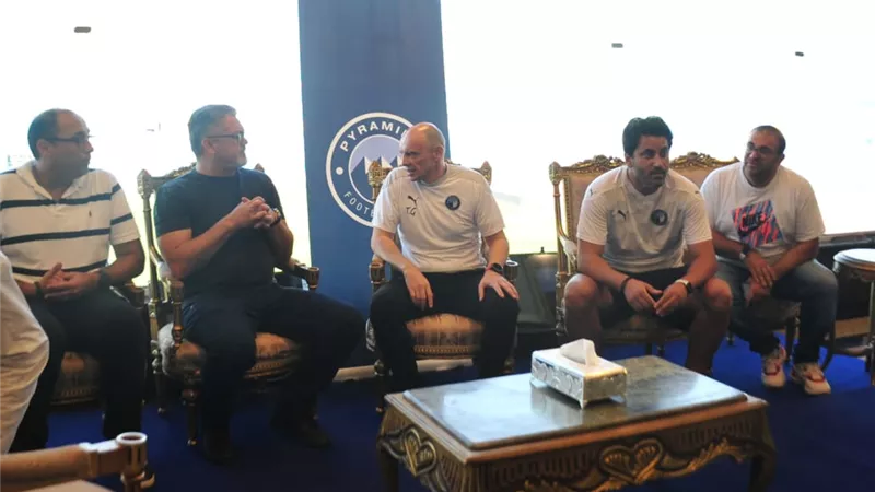ميكالى يبدأ جولاته الميدانية بزيارة بيراميدز ويطالب بمساندة المنتخب الاوليمبي