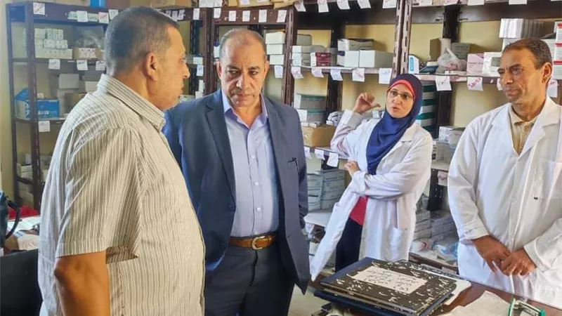 مديرالتأمين الصحى يفاجئ العاملين بعيادة ابوحماد ويتأكد من تنفيذ أعمال التطوير الجارية بها