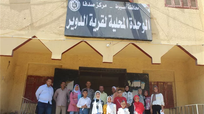 أعضاء الصحفي الصغير يناقشون تطوير القرية مع رئيس الدوير بأسيوط
