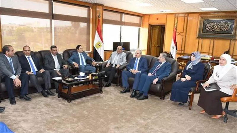 جامعة القناة تناقش