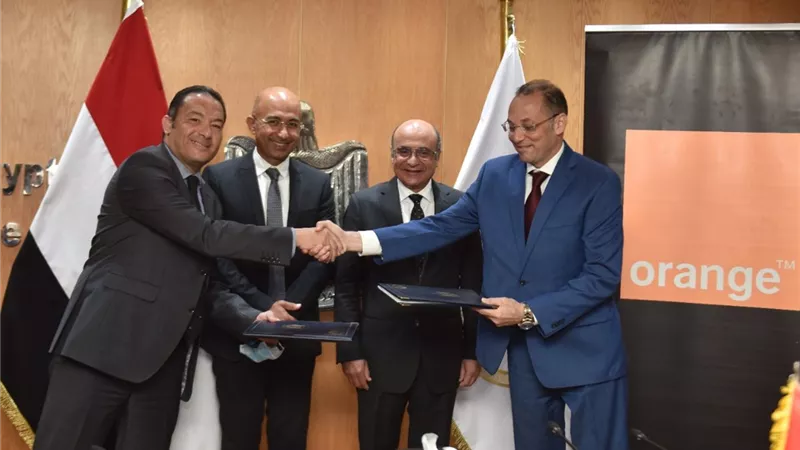 اورنچ مصر توقع اتفاقية تعاون مع وزارة العدل لتقديم خدمات الشهر العقاري داخل فروعها