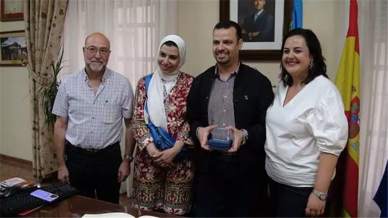 وسام رمز النبل التذكارى لعميد الفنون الجميلة فى الأقصر من إسبانيا