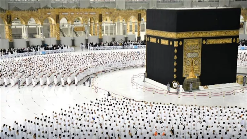 «الهجرة» تتابع تفاصيل حادثة سقوط رخام في ساحة الحرم المكي على أسرة مصرية بسبب العواصف والأمطار