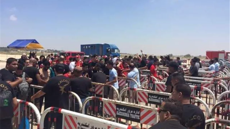 مناوشات بين جماهير الاهلى والاسماعيلى .. والأمن يفصل بينهما