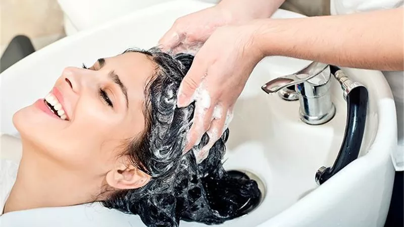 للعناية بشعرك فى فصل الصيف..اعرفى كم مره في الأسبوع يجب غسله