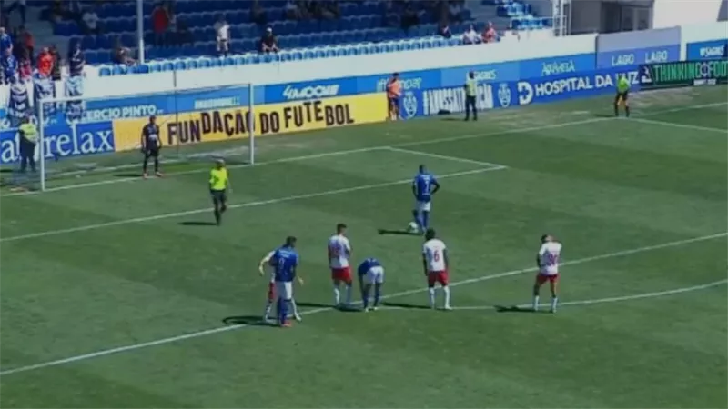 أغرب تنفيذ لركلتي جزاء في نفس المباراة.. فيديو