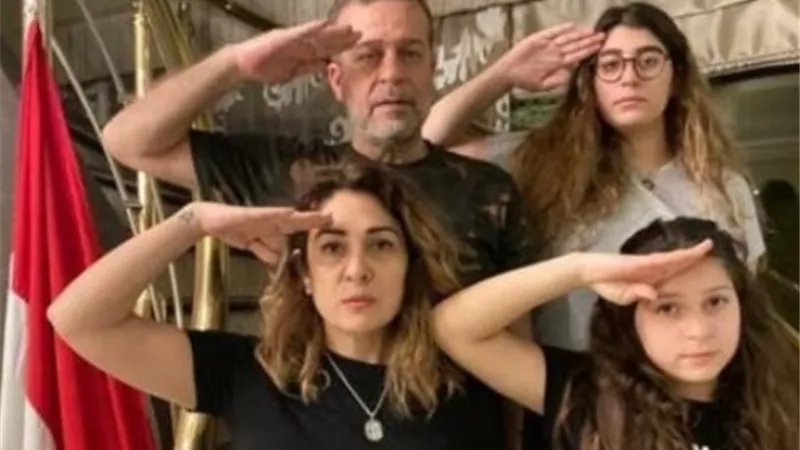 زوجة شريف منير تثير الجدل حول علاقتهما بفيديو ورسالة - شاهد