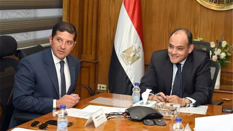 وزير الصناعة يبحث مع رئيس هيئة الاستثمار سبل التيسير على المستثمرين