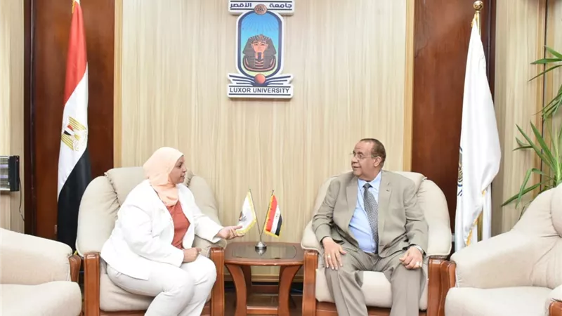 رئيس جامعة الأقصر يستقبل مدير مشروع مراكز التطوير المهني بالجامعة الأمريكية
