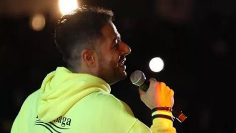 محمد حماقي يحتفل بخريجي تجارة السويس.. وأحمد امين نور الدين يلقي كلمة لـ الخريجين
