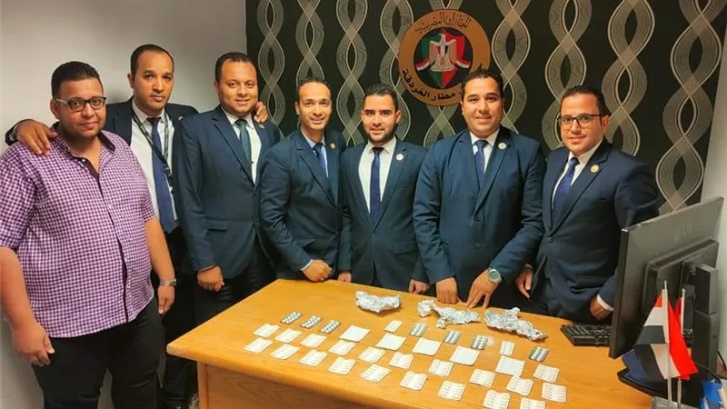 جمارك مطار الغردقه تضبط محاولة تهريب أقراص الترامادول المخدرة